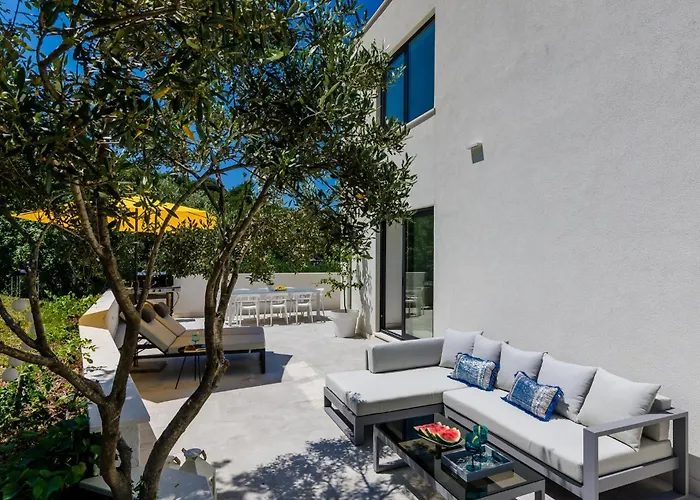 Four-bedroom In Mali 別荘 *