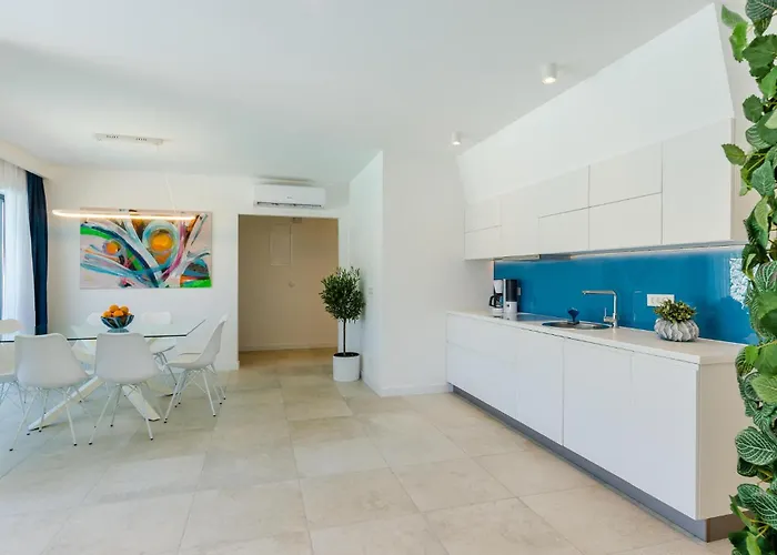 Four-bedroom In Mali 別荘 ザトン